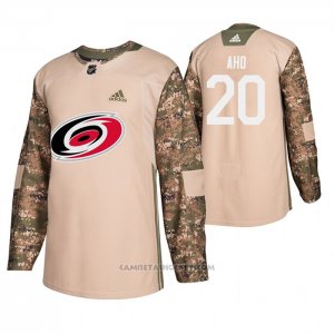 Camiseta Hockey Carolina Hurricanes Sebastian Aho Veterans Day Camuflaje