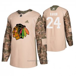 Camiseta Hockey Chicago Blackhawks Dominik Kahun Veterans Day Camuflaje